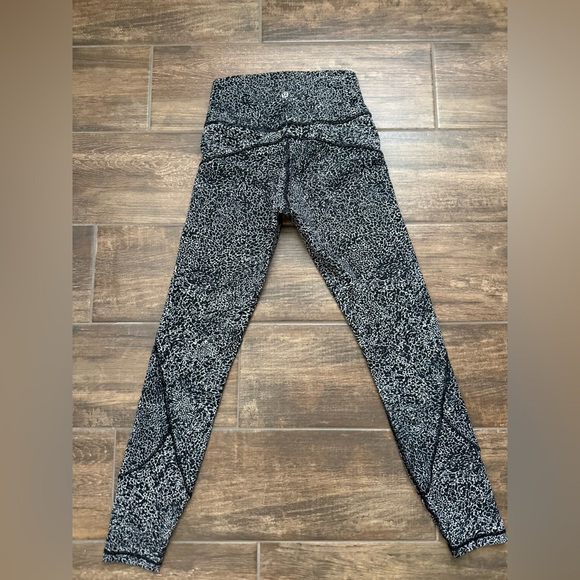 Lululemon Black and White Patterned High Rise Leggings Athleisure Workout Active - Picture 4 of 5